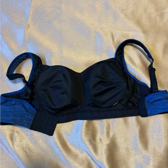 Good used TaTa Tamer 38 c from Lululemon. Padding is included in the bra. - Picture 2 of 3